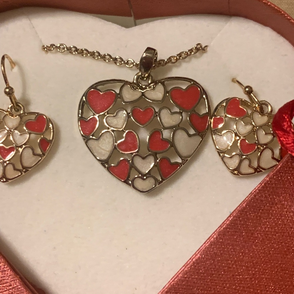 Cute necklace and earring set. Avon